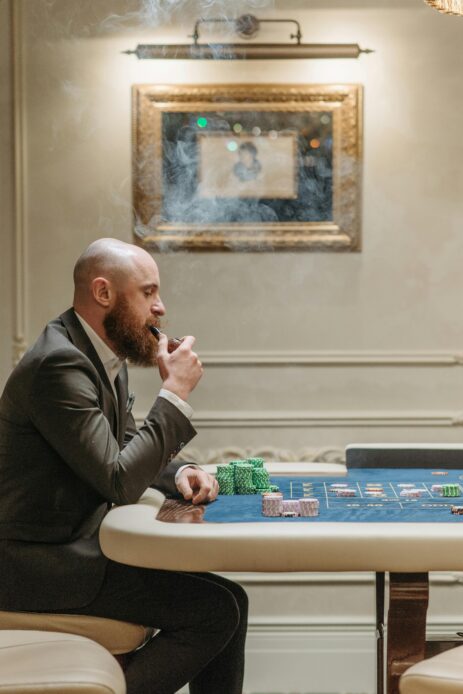 Balancing Your Travel Plans Between Casino Tourism and Online Casino Gaming